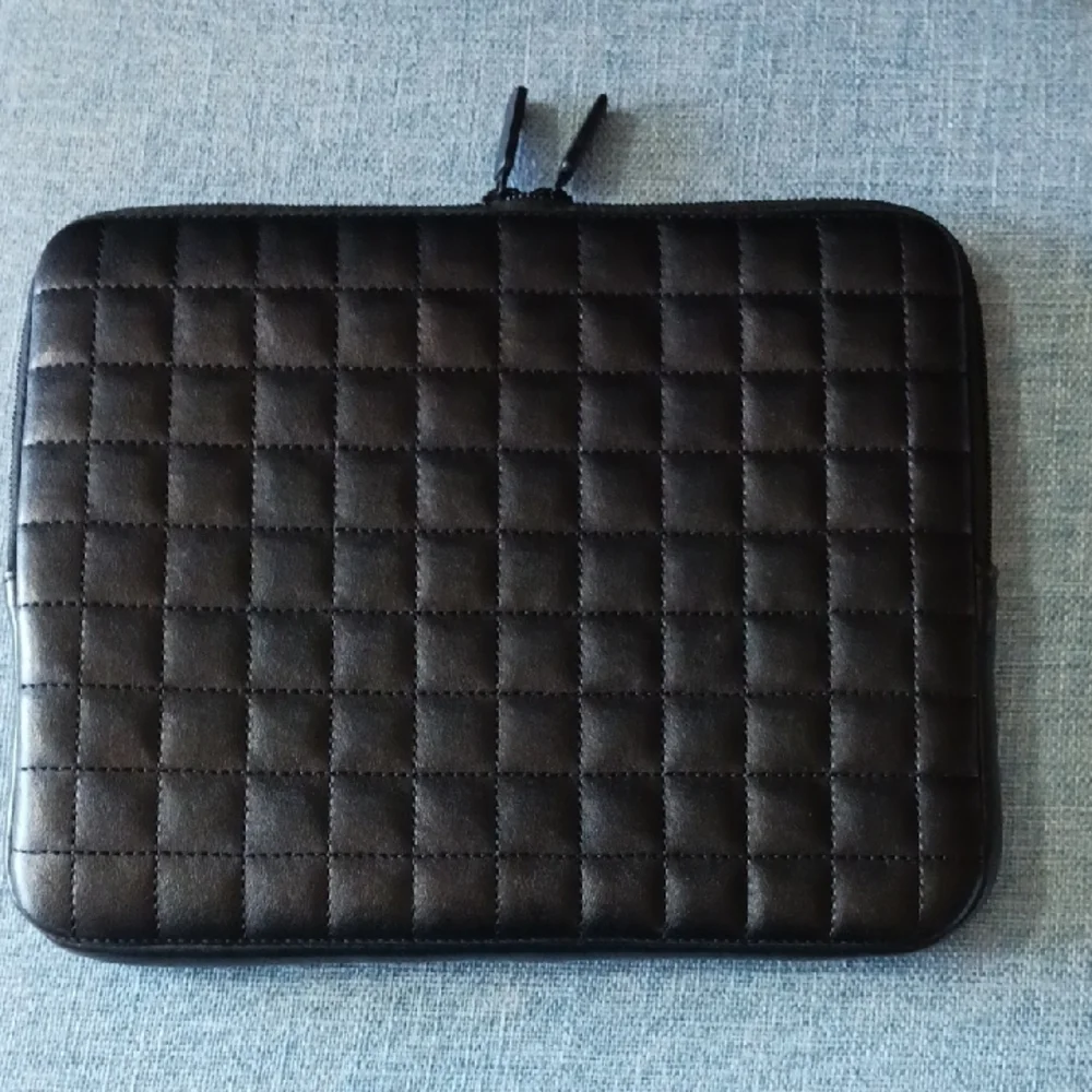 Black Tablet Quilted Sleeve